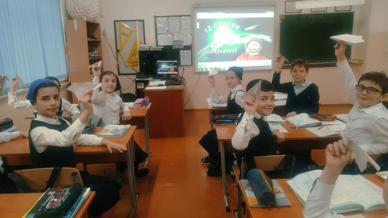 День космонавтики. Классный час в 4 "Б" классе.